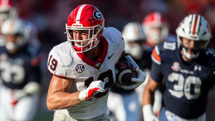 Georgia Bulldogs tight end Brock Bowers (19) runs after a catch during the third quarter as Auburn Tigers take on Georgia Bulldogs at Jordan-Hare Stadium in Auburn, Ala., on Saturday, Sept. 30, 2021.
